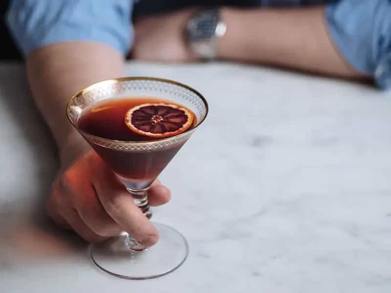 preparare cocktail boulevardier