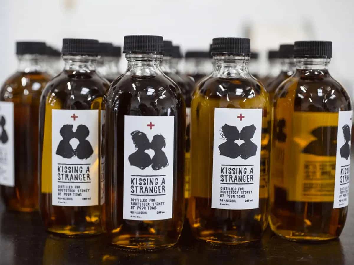 Kissing a stranger distillazione