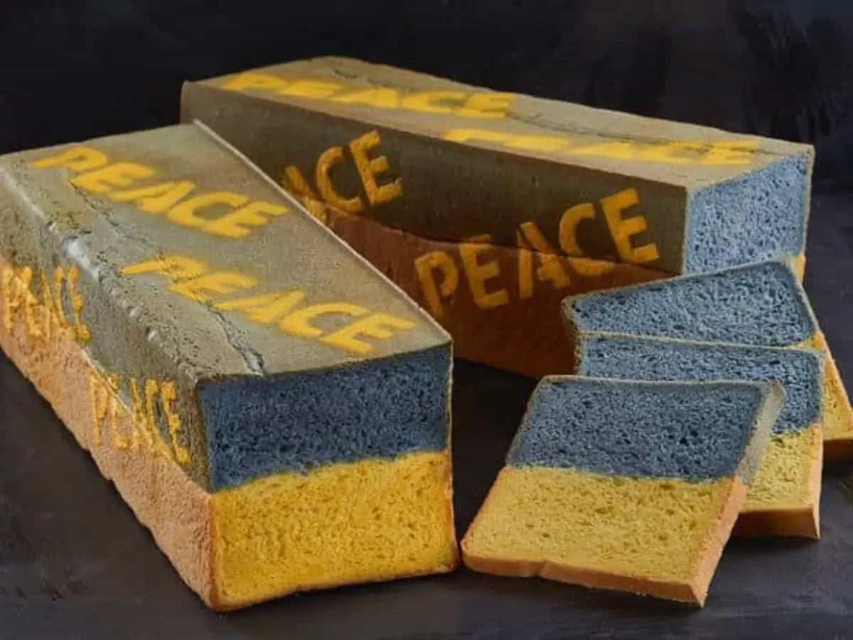 Il maestro panificatore Matteo Cunsolo prepara pane con i colori della bandiera dell'Ucraina, giallo e blu, per raccogliere fondi per il Paese colpito dalla guerra