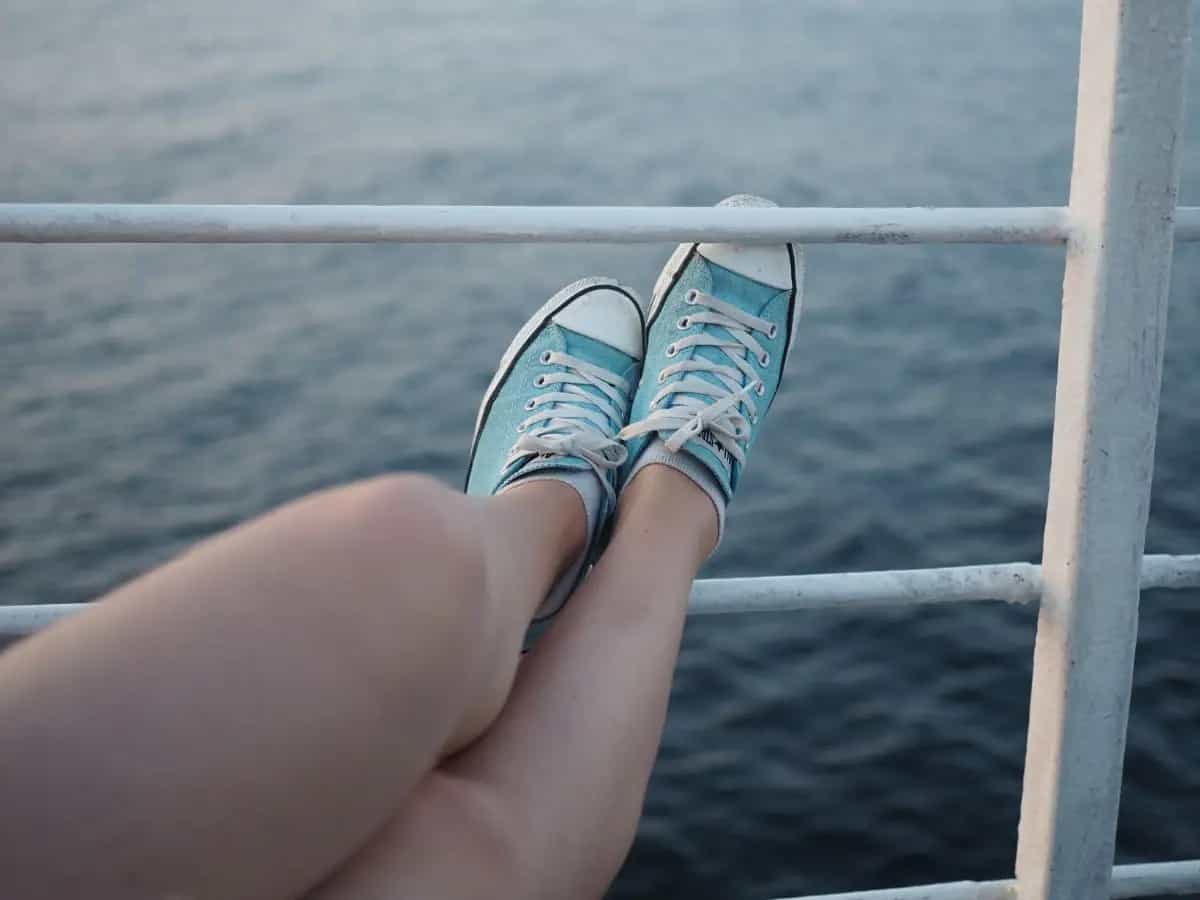 Scarpe biodegradabili: ecco le calzature che si sciolgono in mare in 3 mesi